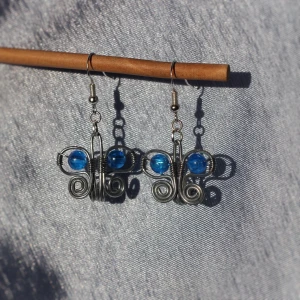 Fjäril örhängen  - GRATIS FRAKT. Ett par jättegulliga örhängen formade som fjärilar, egentillverkade. Pärlan är blå men kan göra i massa olika färger, kolla min profil för varianter på dessa. Krokarna är nickelfria. Kan fraktas eller mötas upp i Stockholm/Huddinge. Skriv vid frågor!! 