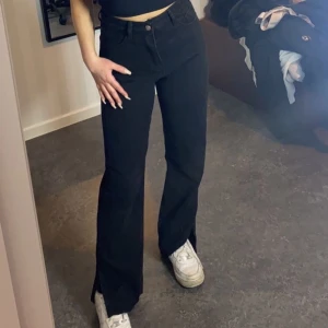 Svarta straight jeans - Svarta ”boyfriend jeans”. Byxorna är i storlek S men skulle säga att dem även passar en M. Har fixat ett snöre vid midjan som man kan dra åt för att få tajtare i midjan och även klippt till en slit längst ner. Aldrig använda därav i nyskick  ❤️