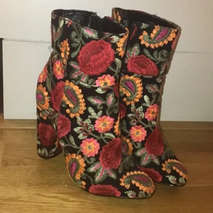The perfect booties😍 - Såååå fina stövlar med 10cm klack och broderade detaljer från JustFab, storlek 38.5. Superälskade men bara använda 2-3 gånger! Inköpspris 400kr