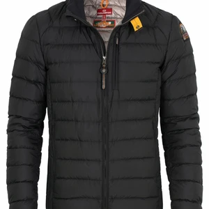 Parajumper jacka, strl S men sitter sitter mer som en M - Säljer min parajumper jacka för att den inte längre kommer till användning, den är i fint skick och använd sparsamt. Ny pris 3800kr 