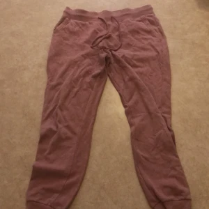 Mjukisbyxor - Detta är ett par rosa mjukisbyxor som jag inte längre använder. Använde dom några gånger innan men dom har mest legat och skräpat!