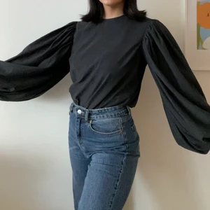 NA-KD ballongärmad mörkgrå/svart ”blus”🖤 - Sjukt snygg ”blus” från NA-KD med ett ganska matt material, hur skön som helst 💘 en knapp där bak och vid handlederna. Köptes i höst, men som tyvärr aldrig kommer till användning 🥺