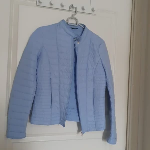Ljusblå tunn dunjacka - Säljer min otroligt fina dunjacka ifrån Guess, i storlek 36/xs. Inga hål eller annat märkvärdigt. 