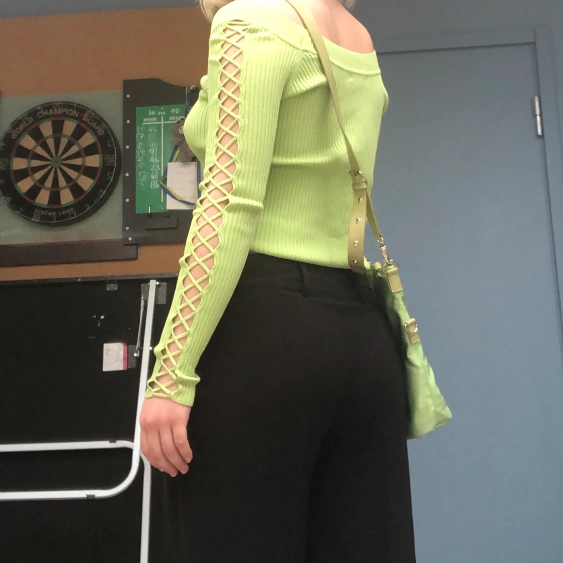 Grön tröja med coola detaljer! - 91