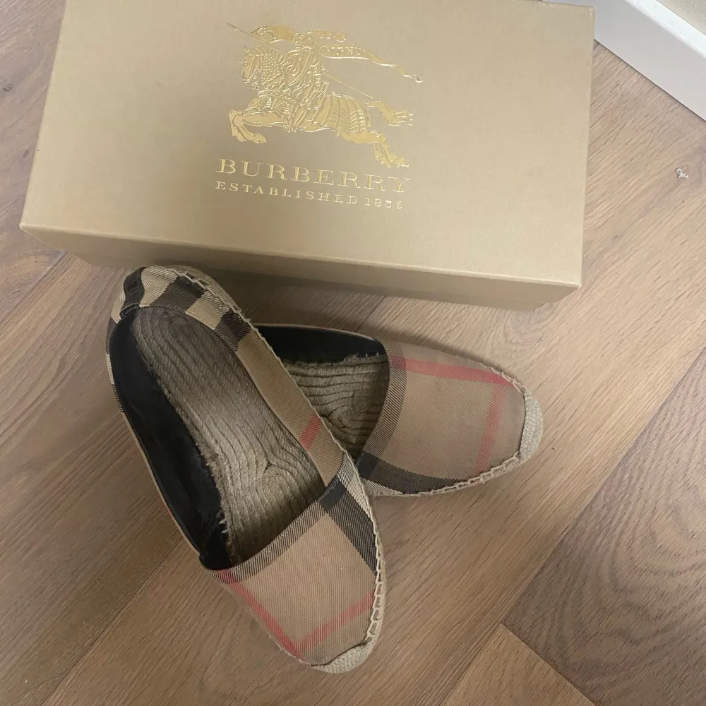 Säljer mina burberry espandriller i storlek 38. Dom är köpta i NK stockholm för 1400kr och säljer nu för 600kr! Kommer med originalbox som på bilden . Skor.