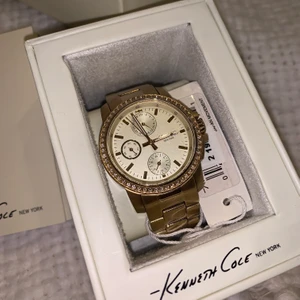 Guld klocka - Klocka från Kenneth Cole NY i en jättefin guldfärg. Sparsamt använd✨✨ följer med extra klocklänkar så man kan justera storleken💗