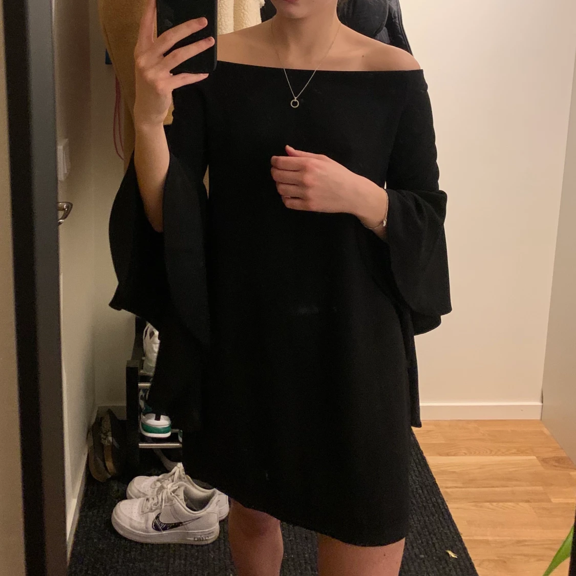  off shoulder klänning med volangärmar