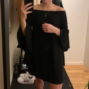  off shoulder klänning med volangärmar - off shoulder klänning med volangärmar, använt 1 gång! Mycket bra skick!