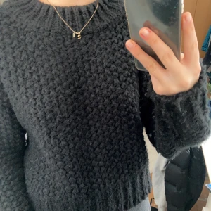 Varm stickad tröja - Varm och jätteskön stickad tröja. Svart och tjockt stickad