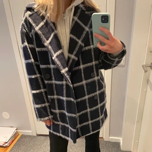 Nakd kappa - Marinblå/vit kappa i mjukt material från NAKD Jätte bra skick men kommer inte till användning. Storlek 34