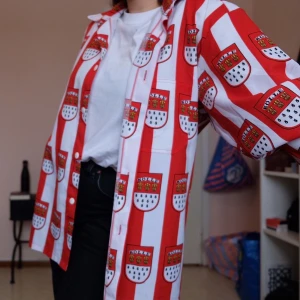 Fet skjorta thriftad i Barcelona!! 🤑 - Feeet skjorta från bcn!! Står ingen storlek men skulle säga M/L!! Kan mötas upp i sthlm alt står köparen för frakt (62kr) 🌞🌞