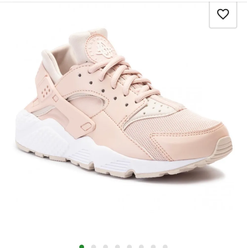 säljer dessa huarache nike i en ljusrosa färg. Använda fåtal gånger ser ut att vara nya!! storlek 36.5 men skulle säga att separata en storlek ner och upp. Frakt tillkommer 66kr. (skicka privat för egna bilder). Skor.