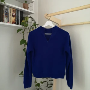 Mörkblå tröja - Mörkblå stickad tröja med dragkedja. Halvpolo krage. Köpt secondhand för 300kr 