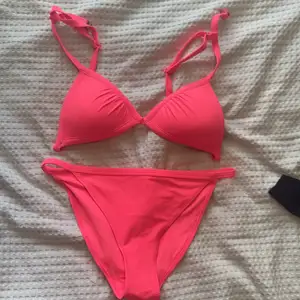 En neon rosa bikini har aldrig andvänt den 