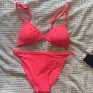 Bikini - En neon rosa bikini har aldrig andvänt den 