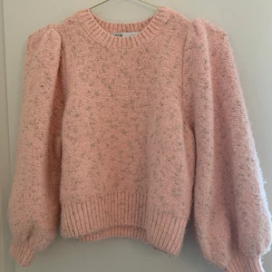 Rosa & guldglittrig tröja - En superfin ljusrosa stickad tröja från Zara med guldglittriga prickar! 💛💖 Den har trekvarts-balongärmar och är supermysig och mjuk, sticks inte alls enligt mig :) 💕💞