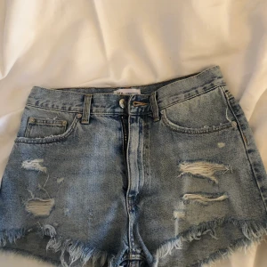 Jeans shorts från Zara - Jätte snygga jeans shorts från Zara, aldrig använda (står inte för postens slarv)