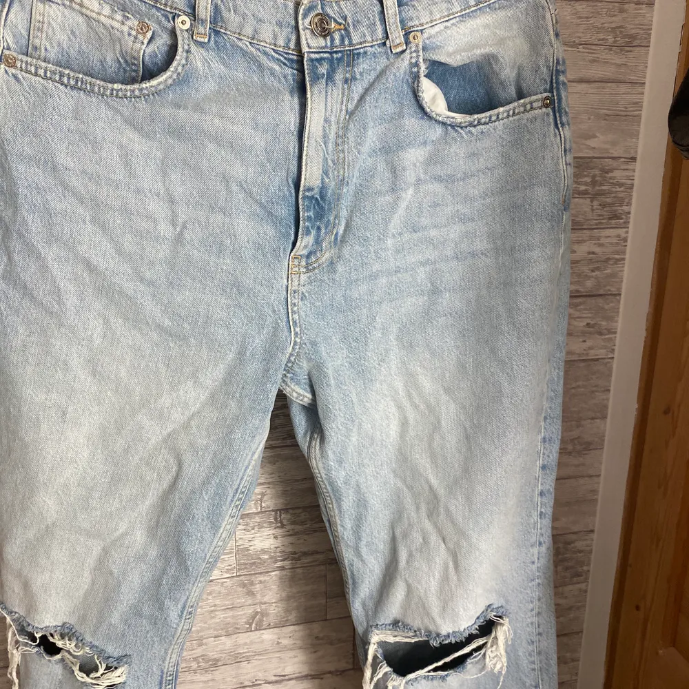 Jag säljer dessa trendiga jeans från ginatricot som bara blivit testad 1 gång. Toppen skick, som en ny! Kostar 400kr och hör av dig vid intresse.💕. Jeans & Byxor.