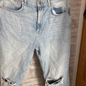 Jag säljer dessa trendiga jeans från ginatricot som bara blivit testad 1 gång. Toppen skick, som en ny! Kostar 400kr och hör av dig vid intresse.💕
