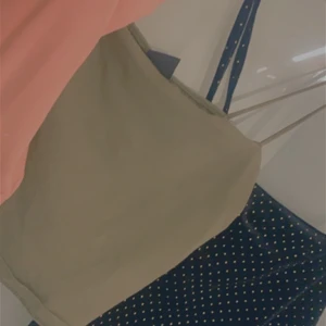 Rosa, militär grönt och svart linne. - Svarta linnet är från bikbok och är i stl L. Gröna och rosa linnet är från Gina tricot och är i stl M. 40 kr st eller 70 för alla. Skriv för mer imformation. Priset är 40kr st utan frakt.
