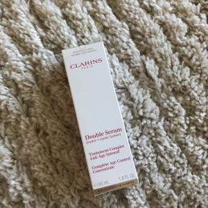 Clarins Double Serum 50 ML. - använd aldrig stilla i lådan.  Jag vill sälja ut på grund av att jag har två av dem: new price at Kicks-Åhléns 1150 kr for 50ml