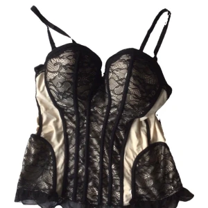 korsett top  - supersöt korsettopp!  för stort för mig :( frakt är gratis! skicka bud