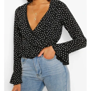 Tröja från Boohoo - Jättefin tröja som går lite omlott med en fin knytning, aldrig använd, lappar fortfarande kvar. Är i strl 40 men skulle nog säga att den är en 38-40. Lite för tight för mig som har lite större armar/axlar✨💓 köparen står för frakt! 