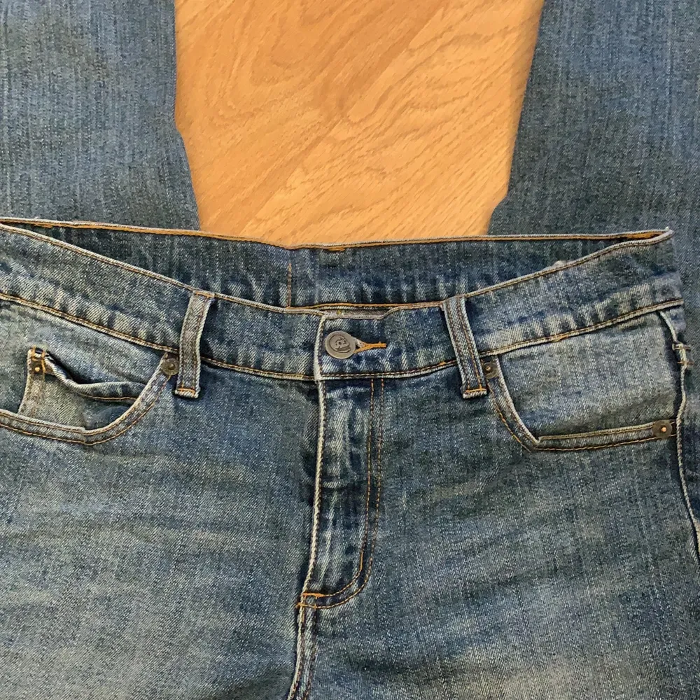Snygga tighta jeans från cheap monday. Tyvärr för små för mig, passar någon som är 34-36. Knappt använda. . Jeans & Byxor.
