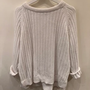 Vit stickad tröja från Monki - Vit stickad tröja från Monki i Storlek S. Funkar för XS-M beroende på hur man vill att passformen ska vara. 