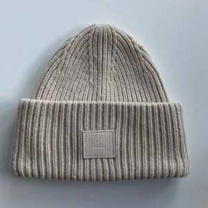 Acne mössa - Säljer min superfina Acnemössa som tyvärr inte kommer till användning längre. Den är beige, 56 cm, som ny köpte den ny för knappt ett år sedan. Köpare står för frakt!