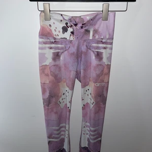 Amin träningsbyxor  - Ett par jätte fina träningsbyxor från amin, Nästan aldrig andvända fick dom som en prisent men har aldrig kommit till andvänding, Dom har kostat 700 men säljer dom för 500, för mer information och bilder kom privat 💕