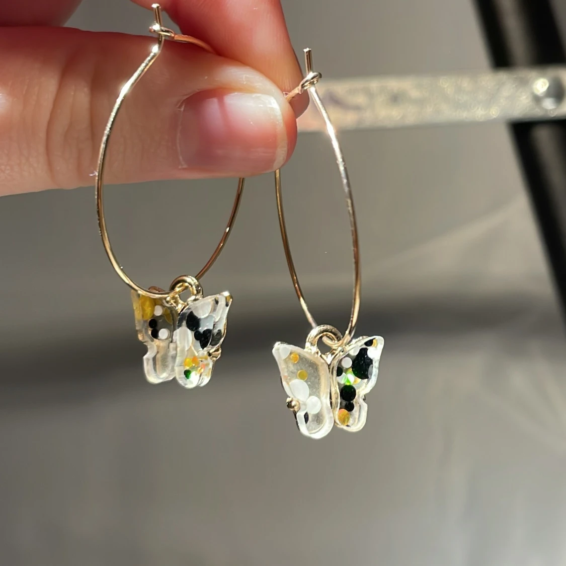 Örhängen med fjäril 💫