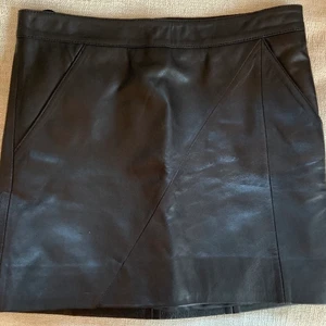 Svart skinnkjol - Jättesnygg kort svart skinnkjol från Stand. Jättebra skick