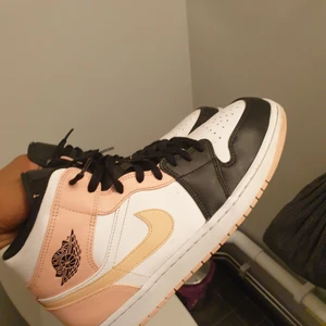 Jordans 1 - Storleken är 46 och skorna är I väldigt bra skick använt några få gånger 