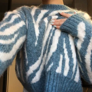 Zara topp - Säljer en stickad topp som jag köpte på zara för några månader sen som aldrig kommit till användning . Tröjan går ej att få tag på i varken butik eller nätet då den är slutsåld. Den är jätteskön och mjuk på insidan ( sticks inte ).💗