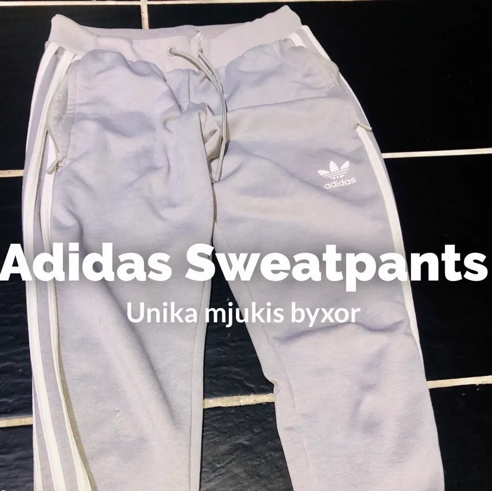 Super snygga adidas mjukis byxor i väldigt skönt material, dom är i bra skick förutom att ena knät på byxan är lite sliten därav har jag sänkt priset💕 storlek XS.. Jeans & Byxor.