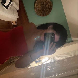 röd bandeau bodycon dress - Fin klänning från H&M i mycket bra skick, oanvänd. Storlek XS men funkar både för XXS och S. Klänningen slutar lite längre ner än hälften av låret. Pris kan diskuteras!