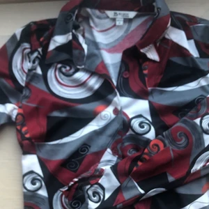 Vintage skjorta  - Så cool unikt mönster, köpt second hand men används inte! FÖRST TILL KVARN, GÅR ATT FÅ PAKETPRIS VID SNABBA AFFÄR OCH MED MINST 2 föremål 