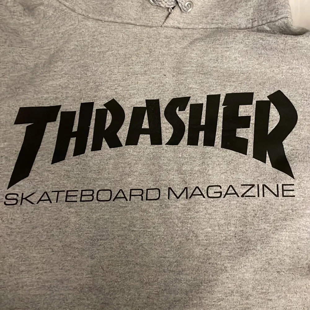 Vanlig Thrasher Skateboard Magazine hoodie inga hål missfärgningar. Använt endast ett par gånger. . Tröjor & Koftor.