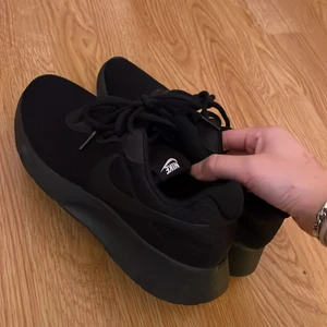 Svarta Nike skor - Svarta nikeskor, använt flertal gånger, köpta för två år sedan cirka. Jag står för frakten💕💕