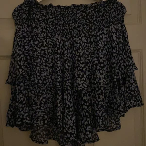 Volang kjol - Säljer denna vackra volang kjol! Köpt för 200 kr och säljer ännu billigare nu, jättebra kvalitet och passar till att, åka utomlands till strumpbyxor allt! 