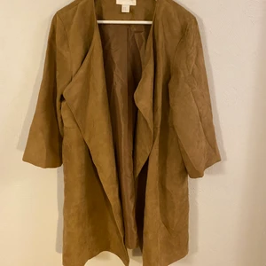 Brun kappa - Knappt använd snygg brun ”mocka” kappa. Har skönt innerfoder.