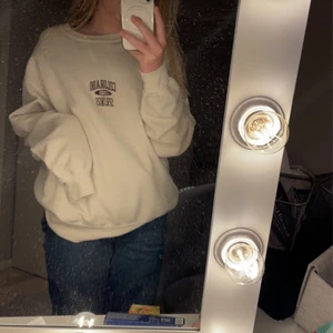 Urban outfitters sweatshirt - En jätte snygg tröja från Urban outfitters, som jag inte köpt för länge sen men den kom aldrig till andvändning. Den är helt i nyskick. Tröjan kostade 550kr när jag köpte den. Köparen betalar för frakten. Kontakta mig om ni är intresserade.❤️💕😊