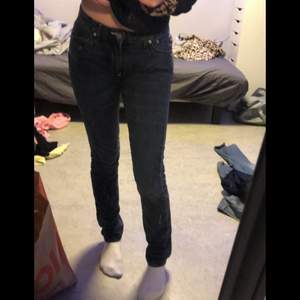 Snygga ÄKTA acne jeans nästan nyskick. Jag är 167cm 