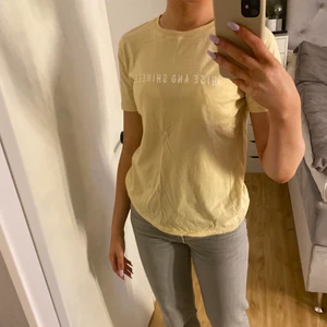 Gul t-shirt från Ginatricot - Vanlig skön gul tshirt med vit text från Ginatricot i storlek xs❤️ Säljs pga att jag tyvärr ej har användning av den längre
