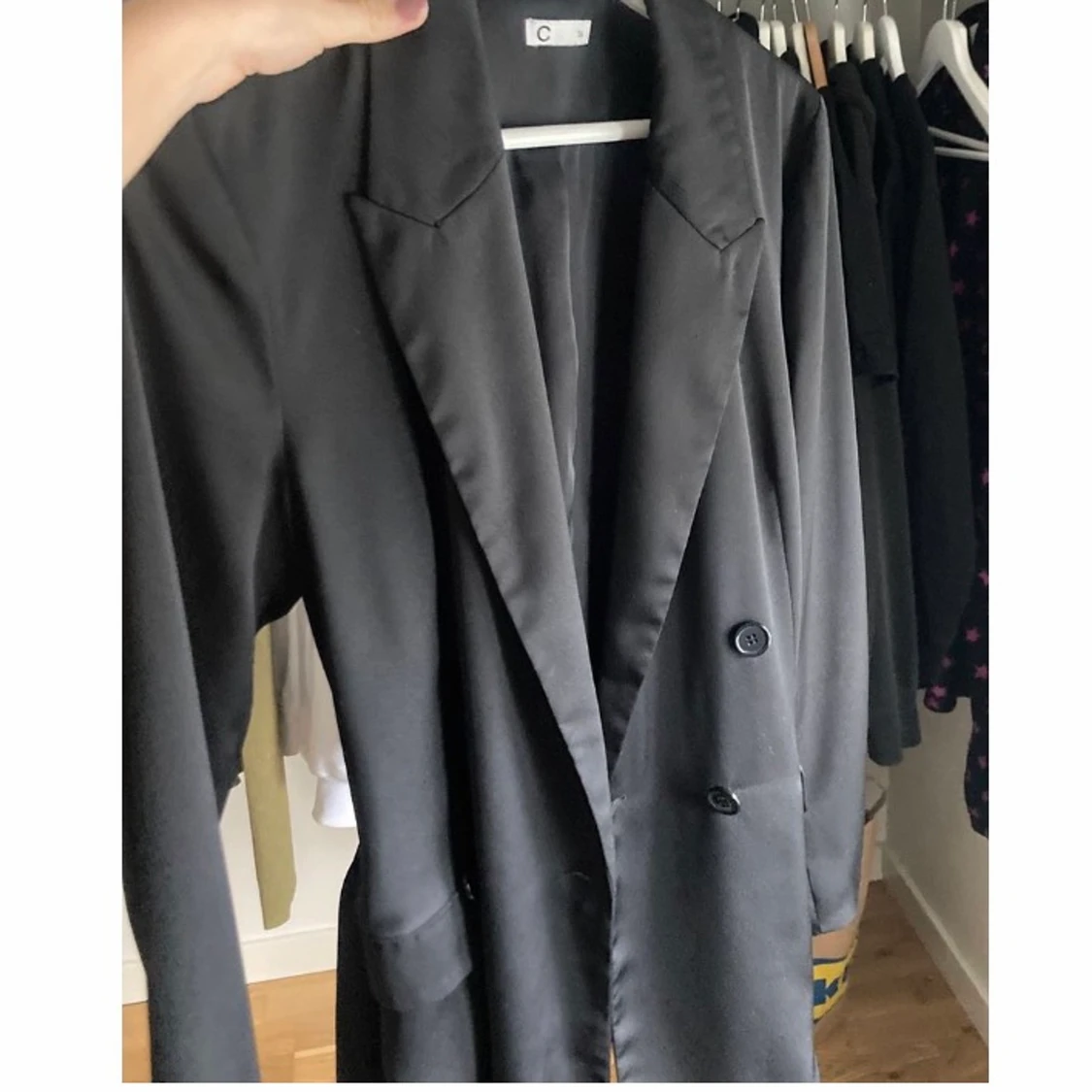 Svart blazer med knyte i midjan  - 90