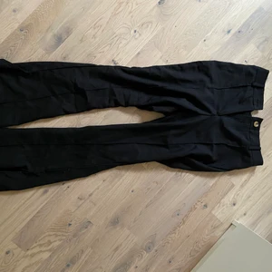 Kostym byxor  - Kostym byxor, dessa kostymbyxor är mina favisar men tyvärr lite för korta på mig, dom sitter verkligen så snyggt i rumpan och perfekt runt midjan om man har smal midja! Jag är 1,69cm. Använt dom lite under sommaren. Dom passar en XS-S! 