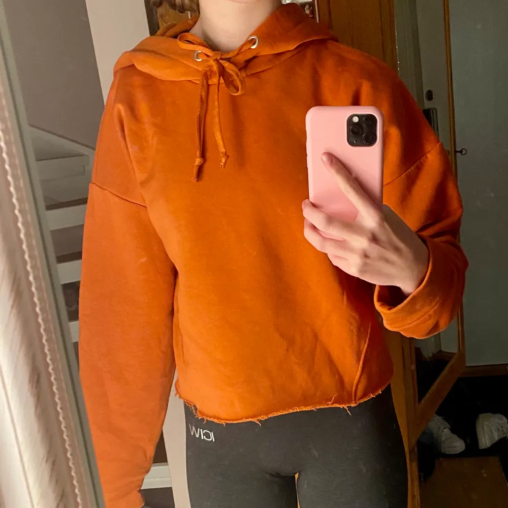 Snygg hoodie i fräckfärg⚡️🧡 Inte använd mycket så det är fortfarande så där gosigt inuti. Tveka inte att höra av dig vid frågor! Köpare står för frakt! Pris kan diskuteras! . Hoodies.