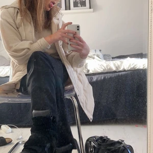 Beige väst - Beige lång väst storlek s. Använd fåtal gånger. (Dammig spegel på bild 1) 