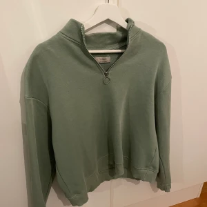 Zip tröja från pull and bear - Sjukt snygg zip tröja från pull and bear!!! Tror ej den säljs mer! Kvaliten är bra! Inte noppig eller så💗💗💗